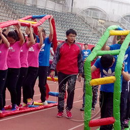 背带连体裤搭配两人三足 趣味运动会中的齐力前行