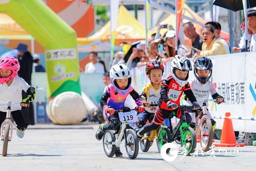 2025多彩贵州儿童滑步车超级赛暨少年自行车赛都匀站 户外赛场上的速度与欢笑